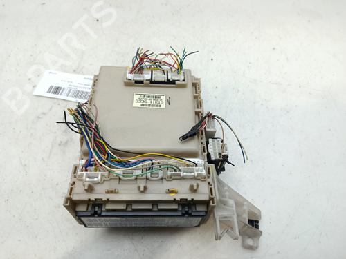Used Fuse box Fuse box 37192454 37192454