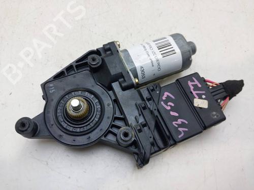 Rudehejsemotor bagstkærm venstre Rudehejsemotor bagstkærm venstre VW PASSAT B5.5 (3B3) 1.9 TDI (130 hp) 39751601 39751601