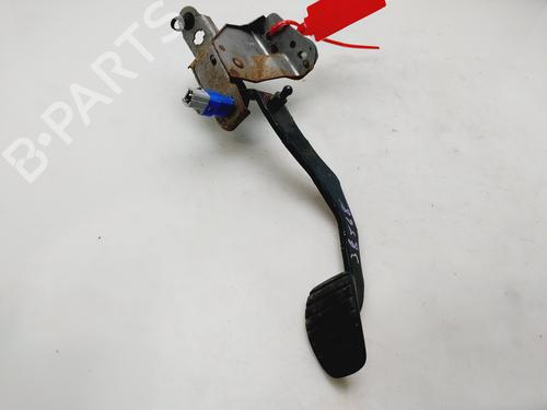 Used Clutch pedal RENAULT CLIO III (BR0/1, CR0/1) 1.4 16V (98 hp) 28089602
