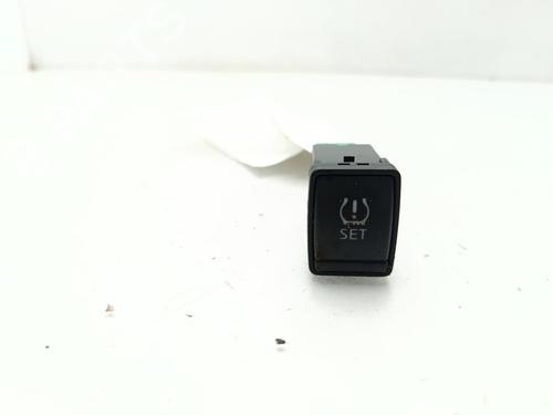 Used Switch NISSAN JUKE (F15) [2010-2019]  28418108