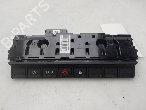 warning-switch-renault-arkana-i-lcm_-ldn_-2019-39184239 main image
