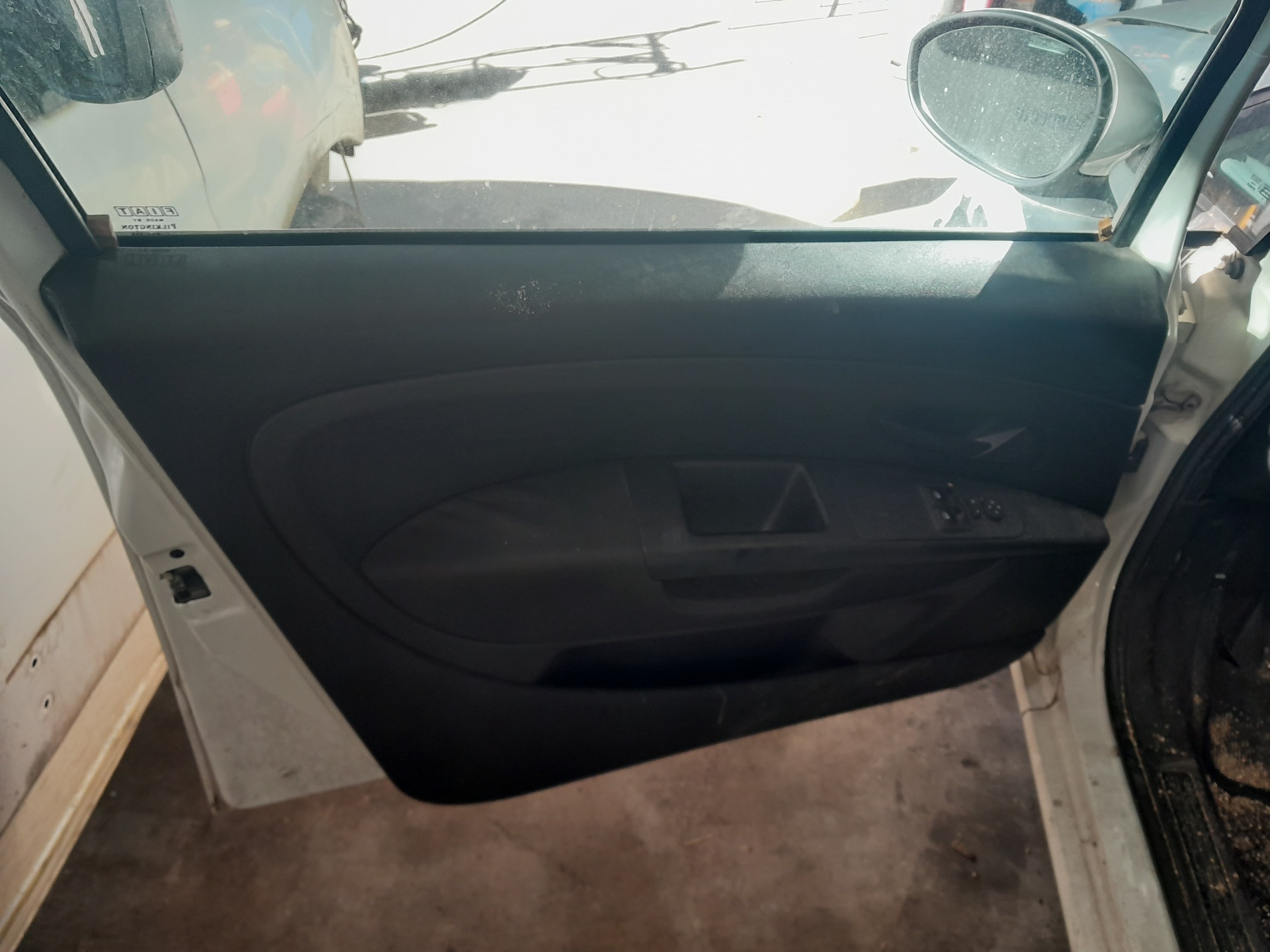 Poignée Boîte à Gants Fiat Grande Punto 2005-2012 - Référence 735426145 / 735416852 / 735420988