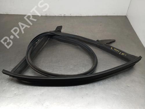 Used Rubber door seal TESLA MODEL 3 (5YJ3) EV (261 hp) 30182416