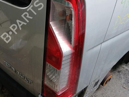 Feu arrière droit RENAULT MASTER III Bus (JV) 2.3 dCi 135 FWD (JV0N, JV08) (136 hp) 31370468