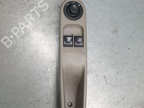 Mando elevalunas delantero izquierdo Mando elevalunas delantero izquierdo RENAULT ZOE (BFM_) ZOE (88 hp) 33819214 33819214