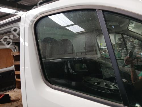 tuerscheibe-rechts-vorne-renault-trafic-iii-van-fg_-2014-38602231 main image