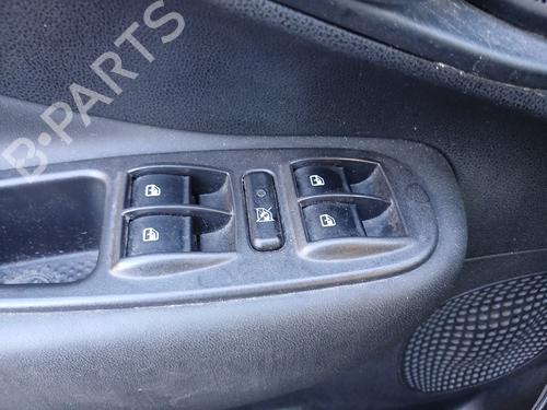Mando elevalunas delantero izquierdo Mando elevalunas delantero izquierdo FIAT 500L (351_, 352_) 1.6 D Multijet (199LYE1B) (120 hp) 39724391 39724391