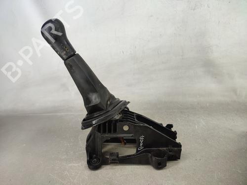 Gear lever TOYOTA YARIS (_P9_) 1.4 D-4D (NLP90_, NLP90R) 335300D0400