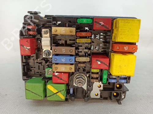 Boîte à Fusibles PEUGEOT 208 I (CA_, CC_) 1.2 VTI 82 (82 hp) 18868155