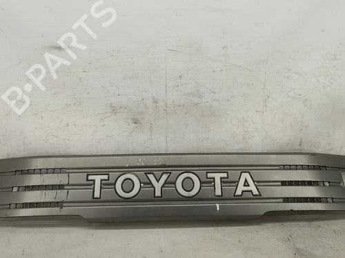 Used Grille TOYOTA DYNA 200 Platform/Chassis 3.0 D (BU6_, BU76, BU84) (102 hp) 27742736