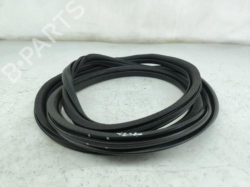 Used Rubber door seal PEUGEOT 3008 II SUV (MC_, MR_, MJ_, M4_) 1.2 THP/ PureTech 130 (MRHNSM, MRHNSU, MRHNSJ, MRHNYW,... (131 hp) 30970950