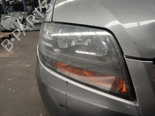 Used Right headlight CHEVROLET AVEO / KALOS Hatchback (T200) 1.2 (72 hp) 31044771