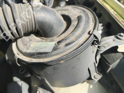 Used Air filter box TOYOTA HILUX V Pickup (_N8_, _N9_, _N10_, _N11_) 2.4 D (LN85, LN90) (80 hp) 32990206