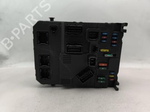 Used Fuse box Fuse box 33017068 33017068