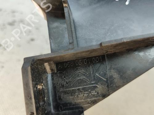 Used Armrest / Center console Armrest / Center console PEUGEOT 208 I (CA_, CC_) 1.6 VTi (120 hp) 33001581 33001581