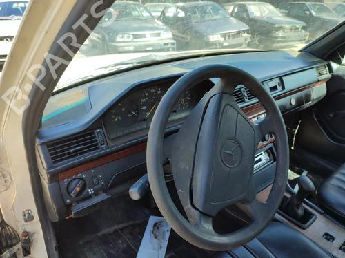 Dashboard MERCEDES-BENZ E-CLASS (W124) E 200 D (124.120) (75 hp) 33043910