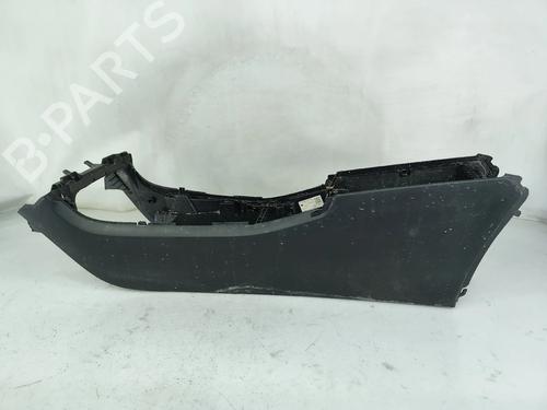 middle-console-mercedes-benz-cla-c118-2019-33676050 main image