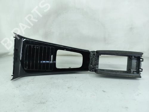 middle-console-mercedes-benz-cla-c118-2019-33676051 main image