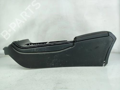 middle-console-mercedes-benz-cla-shooting-brake-x118-2019-34213273 main image