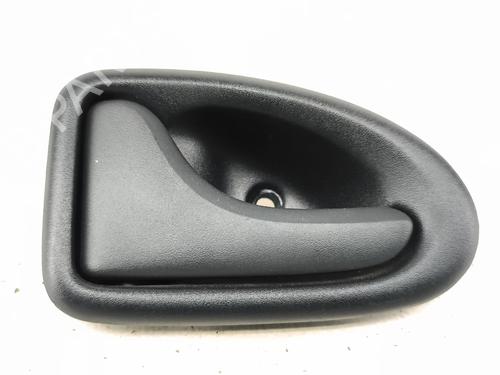 Venstre bagtil invendig håndtag Venstre bagtil invendig håndtag RENAULT MEGANE I Classic (LA0/1_) 1.4 (LA0E, LA0V) (75 hp) 36026343 36026343