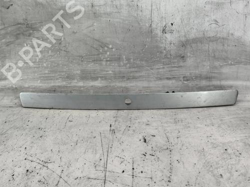 door-moulding-trim-audi-a4-b5-8d2-1994-1995-1996-1997-1998-1999-2000-2001-36778728 main image