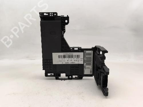 Used Fuse box Fuse box 37475722 37475722
