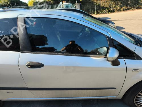 Used Right front door Right front door FIAT GRANDE PUNTO (199_) 1.3 D Multijet (75 hp) 39715077 39715077