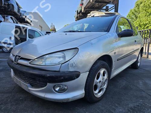 Pièces Détachées Usagées PEUGEOT 206 Hatchback (2A/C) 1.4 i (75 hp) 3219000