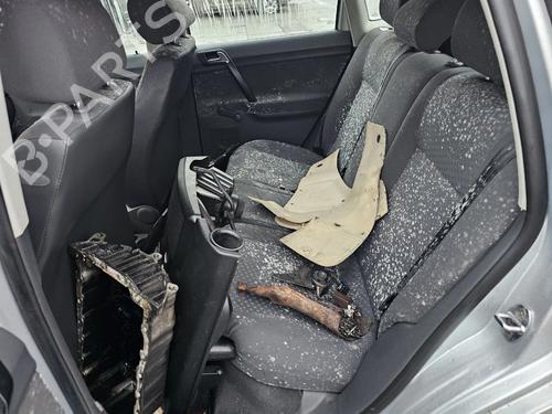 Right headlight VW POLO IV (9N_, 9A_) 1.2 12V | BP32230713C29 