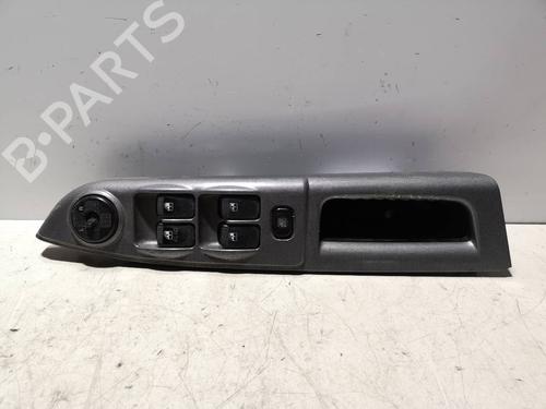 Interrupteur de vitre avant gauche HYUNDAI GETZ (TB) 1.6 (106 hp) 16133933