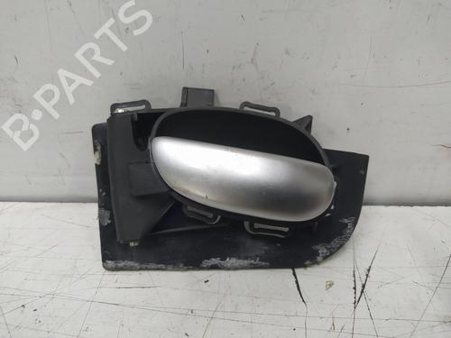 Poignée intérieure avant gauche PEUGEOT 206+ (2L_, 2M_) 1.1 (60 hp) 20935586