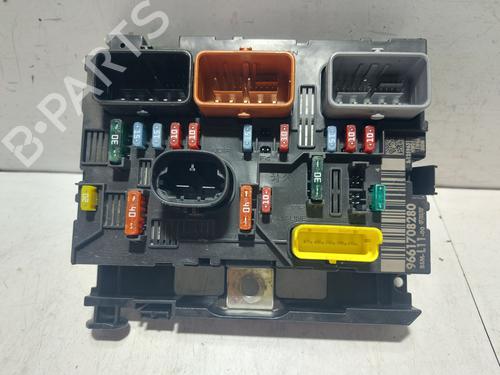 Used Fuse box Fuse box 37015184 37015184