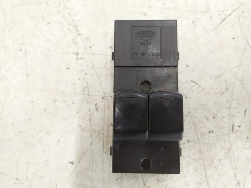 Used Left front window switch NISSAN MICRA III (K12) [2002-2011]  30200589