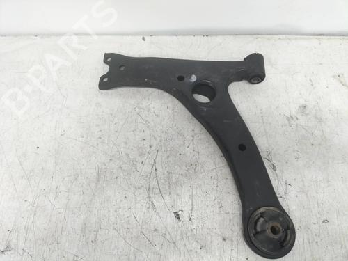 Used Left front suspension arm TOYOTA COROLLA Verso (ZER_, ZZE12_, R1_) [2004-2009]  11137126