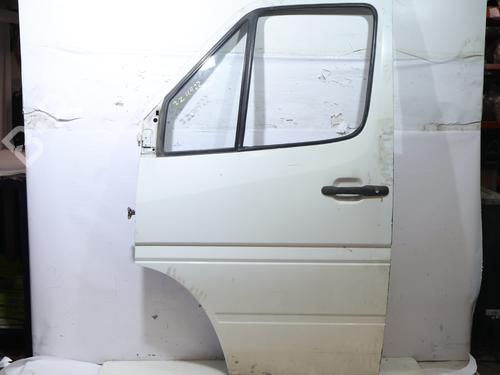 Used Left front door Left front door MERCEDES-BENZ SPRINTER 2-t Van (B901, B902) 211 CDI (901.661, 901.662, 902.661, 902.662) (109 hp) 36649152 36649152