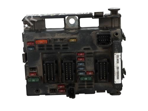 Used Fuse box Fuse box 38105252 38105252