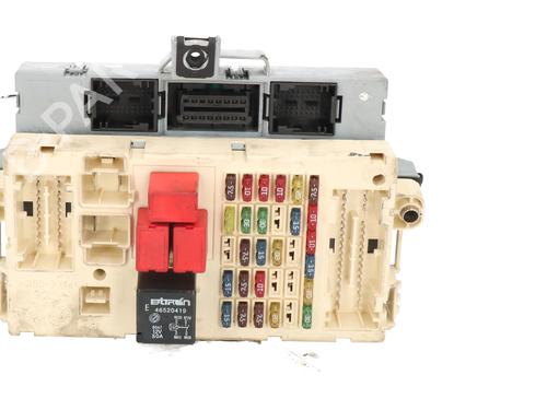 Boîte à Fusibles FIAT STILO (192_) 1.9 JTD (192_XE1A) (115 hp) 31613432