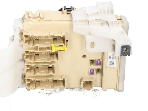 Used Fuse box TOYOTA AURIS (_E18_) 1.8 Hybrid (ZWE186_, ZWE186R) (136 hp) 31598481
