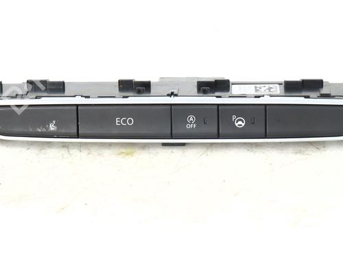 switch-renault-megane-iv-hatchback-b9amn_-2015-31939046 main image