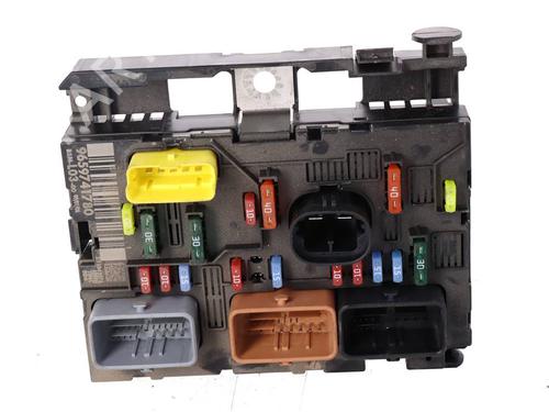 Used Fuse box Fuse box 39203142 39203142