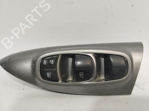 Used Left front window switch NISSAN JUKE (F15) [2010-2019]  21820297