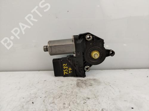 Rudehejsemotor bagstkærm højre VW GOLF PLUS V (5M1, 521) [2004-2013]  23224842