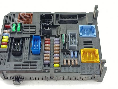 Used Fuse box Fuse box 37174010 37174010