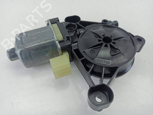 Rudehejsemotor bagstkærm venstre AUDI A4 B9 Avant (8W5, 8WD) 2.0 TDI (150 hp) 11957325