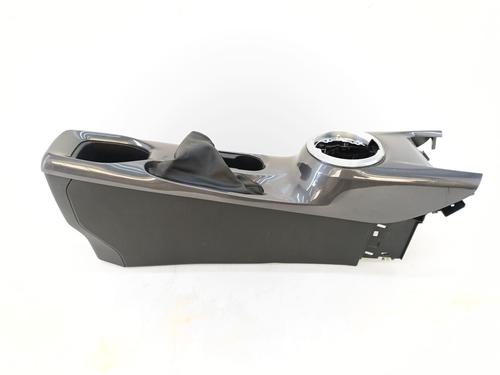 middle-console-nissan-juke-f16_-2019-38198574 main image