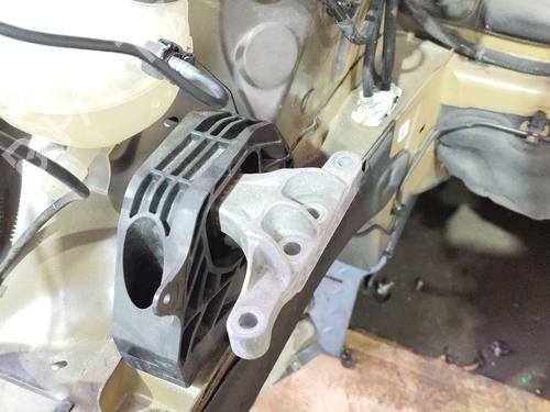 Used Engine mount PEUGEOT 2008 II (UD_, US_, UY_, UJ_, UR_, UC_) 1.5 BlueHDI 110 (UDYHSK) (110 hp) 30317200