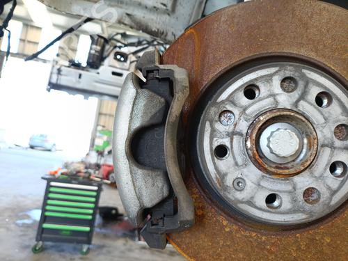 Bremssattel links vorne für SKODA KAROQ (NU7, ND7) 2.0 TDI (116 hp) 30058046