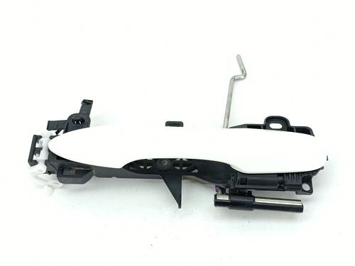front-right-exterior-door-handle-toyota-yaris-_p21_-_pa1_-_ph1_-2020-32701037 main image