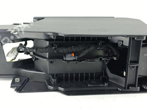 Armrest / Center console PEUGEOT 308 III (FB_, FH_, FP_, F3_, FM_) BlueHDi 130 (FBYHZL, FBYHZT) | BP30124467I20