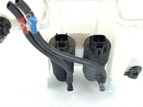 Windscreen washer tank TOYOTA YARIS (_P13_) 1.5 Hybrid (NHP130_, NHP130) | BP31358558C113